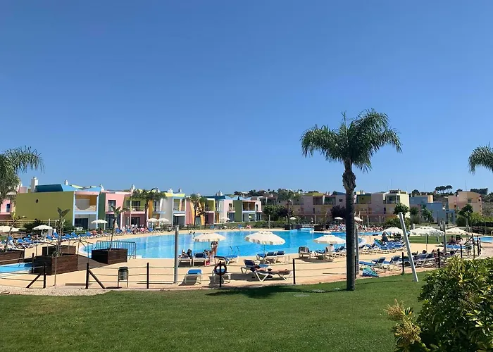 Апартаменты Penthouse 160sqm Wide Terraces Pool View & Private Hot Tub & Parking Албуфейра