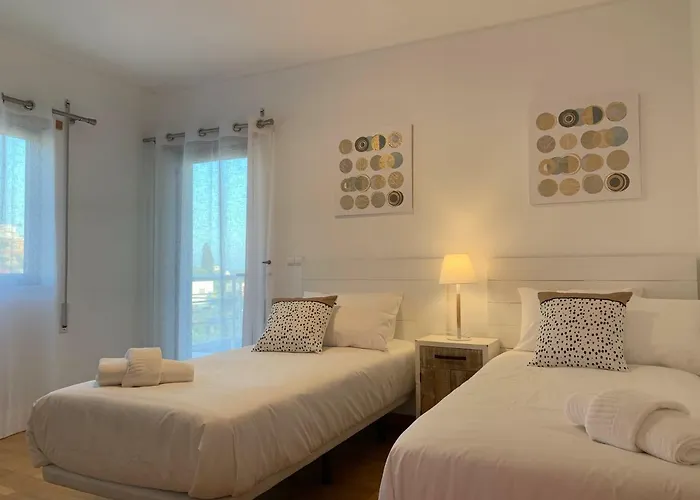 Апартаменты Penthouse 160sqm Wide Terraces Pool View & Private Hot Tub & Parking