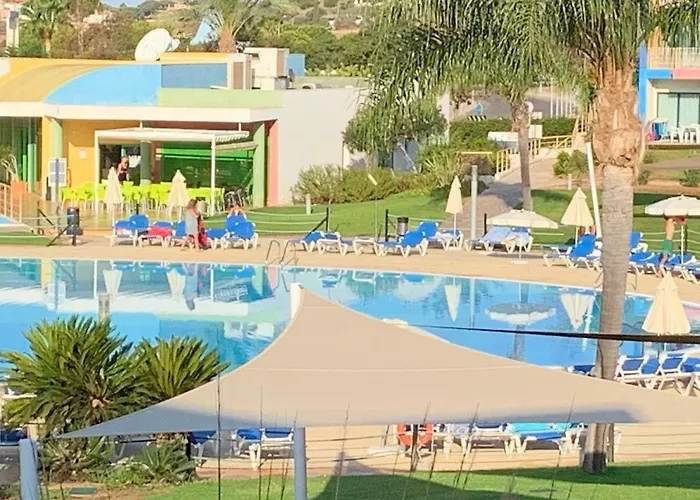 Апартаменты Penthouse 160sqm Wide Terraces Pool View & Private Hot Tub & Parking Албуфейра