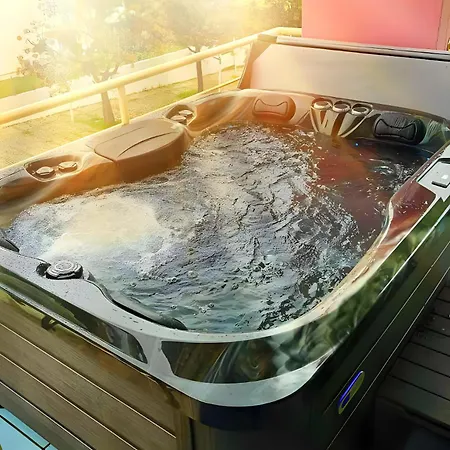 Penthouse 160sqm Wide Terraces Pool View & Private Hot Tub & Parking Апартаменты