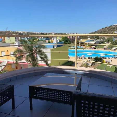 Апартаменты Penthouse 160sqm Wide Terraces Pool View & Private Hot Tub & Parking Албуфейра