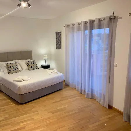 Апартаменты Penthouse 160sqm Wide Terraces Pool View & Private Hot Tub & Parking Албуфейра