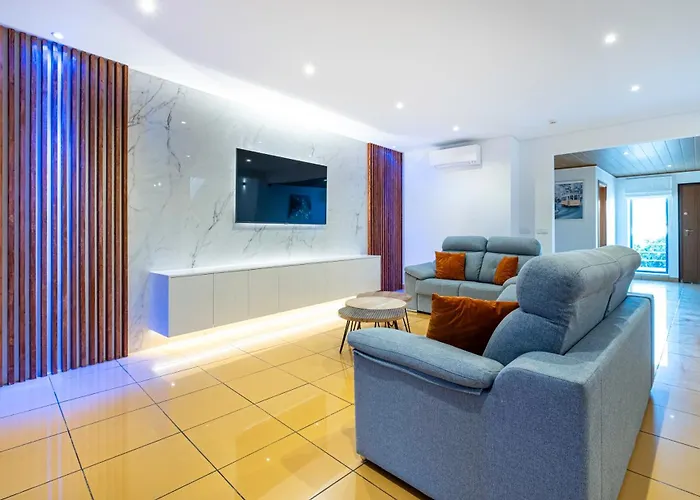 Appartement Penthouse 160sqm Wide Terraces Pool View & Private Hot Tub & Parking *