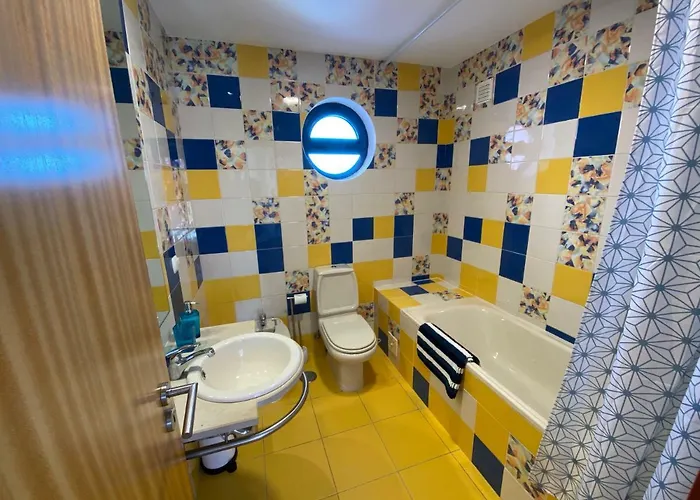 Penthouse 160sqm Wide Terraces Pool View & Private Hot Tub & Parking *